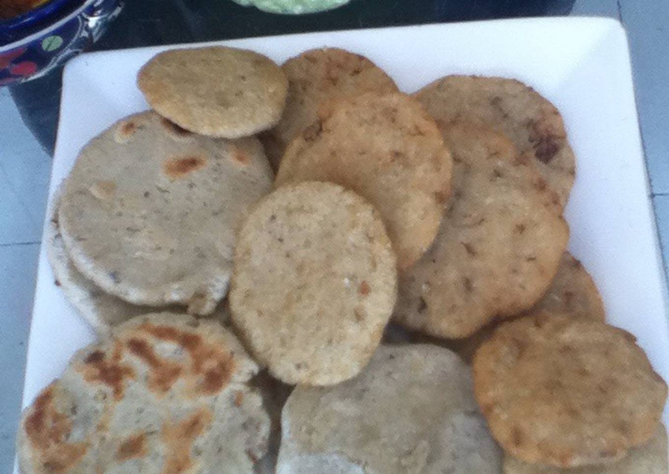 Gorditas de nata pintadas con chile, quelites, huitlacoche y hojas de cempasúchil