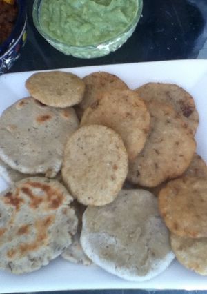 Una foto de Gorditas de nata pintadas con chile, quelites, huitlacoche y hojas de cempasúchil
