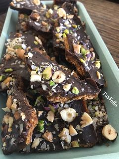 صورة لوصفة رقائق البسكويت بالشوكولاتة والمكسرات