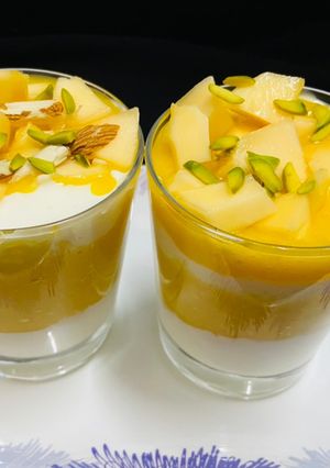 A picture of Mango yoghurt parfait.