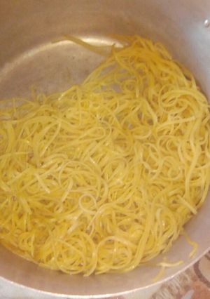 Una foto de Fideos con crema y albahaca 😁