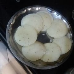 A picture of Rava idli.