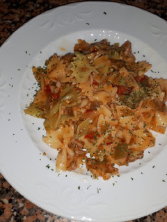 Una foto de Lacitos de pasta con pisto