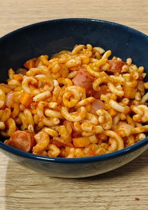 Foto principal de Pasta para fideuà en mirepoix con tomate y salchichas
