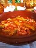 Oreja de cerdo con salsa de tomate con alcachofas