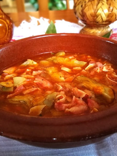Foto principal de Oreja de cerdo con salsa de tomate con alcachofas