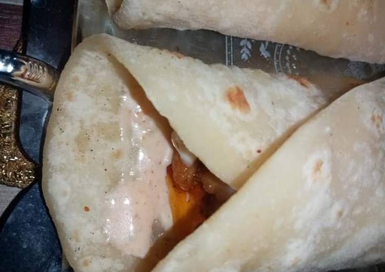 Recipe of Quick Cheesy chicken tikka paratha roll