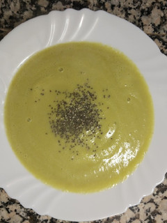 Una foto de Crema de calabacín y puerro con semillas de chía