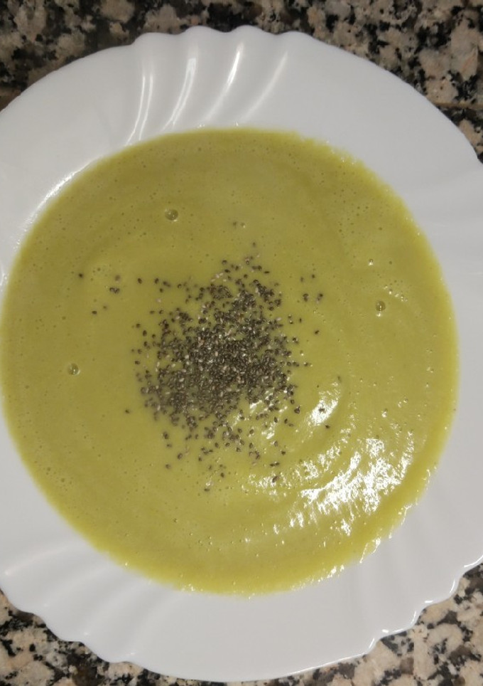 Una foto de Crema de calabacín y puerro con semillas de chía
