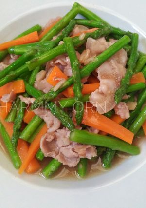 รูปของ หน่อไม้ฝรั่งผัดหมูสไลด์