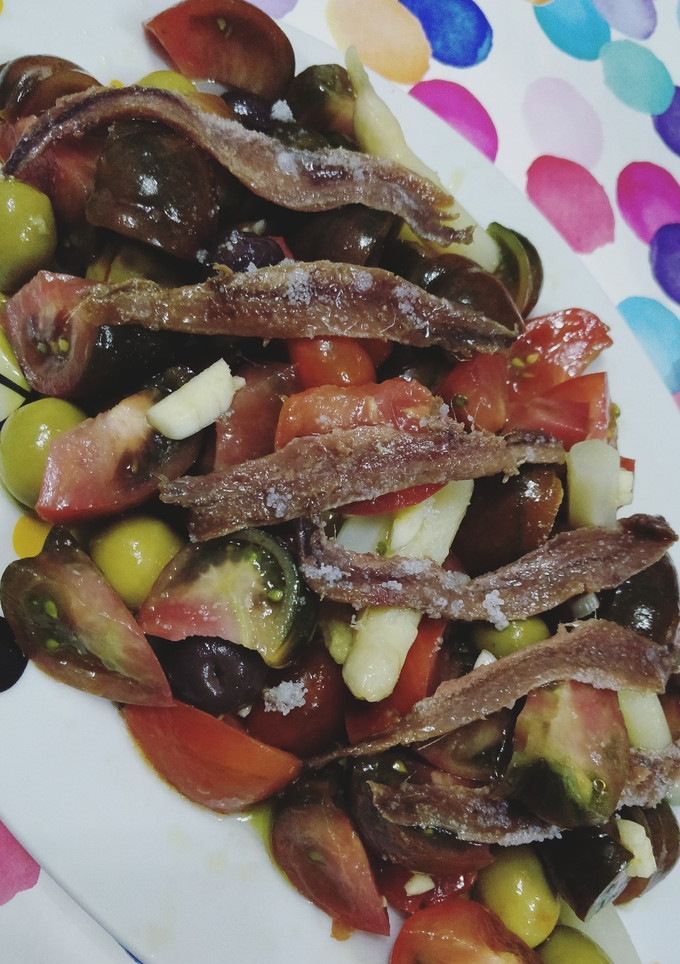 Una foto de Ensalada de tomates raff y anchoas