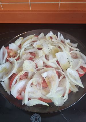 Una foto de Ensalada de tomate y cebolla