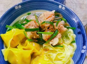 Hình của món Mì hoành thánh xương heo.