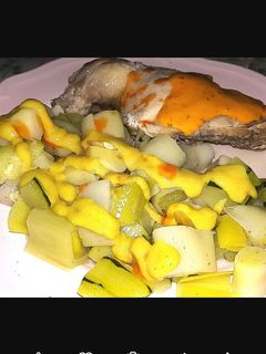 Una foto de Contramuslo de pollo con puerros y calabacín a las 2 salsas