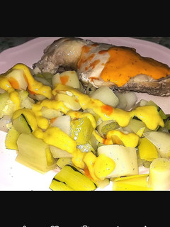 Una foto de Contramuslo de pollo con puerros y calabacín a las 2 salsas
