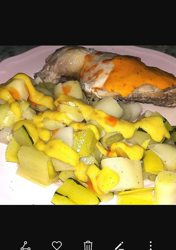 Una foto de Contramuslo de pollo con puerros y calabacín a las 2 salsas