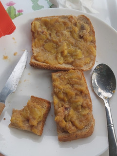 Una foto de Tostadas con plátanos, miel y canela (estuche de vapor Lékué)