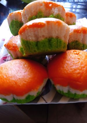 तिरंगी कप केक (tiranga cupcake recipe in marathi) रेसिपी चे मुख्य फोटो 