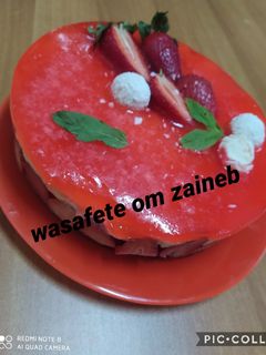 صورة لوصفة كيكة الفراولة 🍓 بالفلان 🍮 وكريمة الزبدة 😋