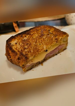 Una foto de Sándwich de queso a la parrilla (Grilled cheese sándwich)