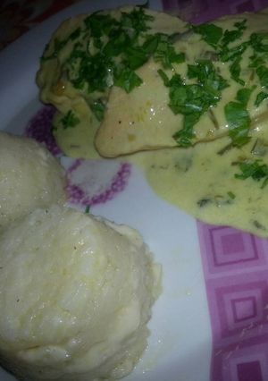 Una foto de Pollo a la mostaza con volcanes de arroz