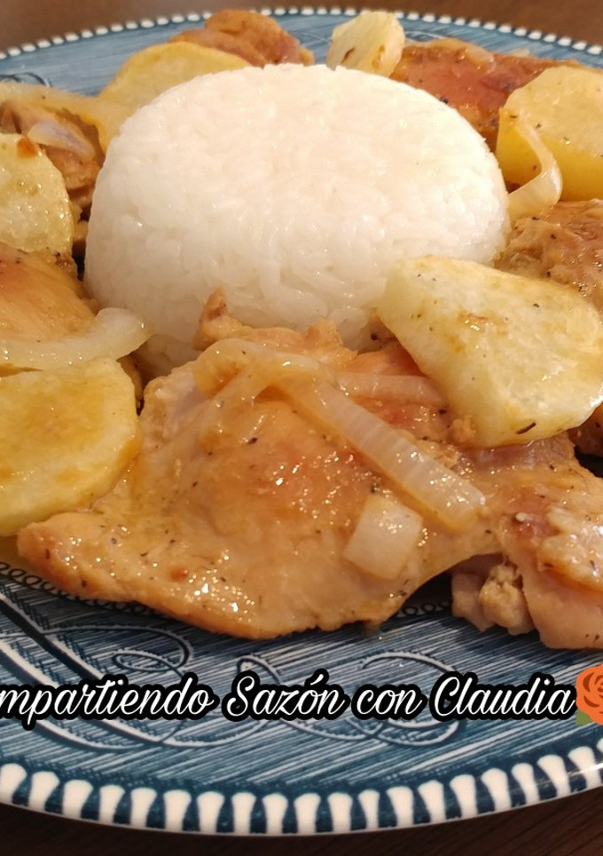 Una foto de Pollo con papas al ajo🌹