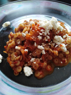 Una foto de Ojitos 👀 con chicharrón en salsa roja