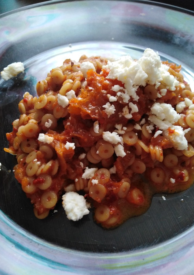 Una foto de Ojitos 👀 con chicharrón en salsa roja