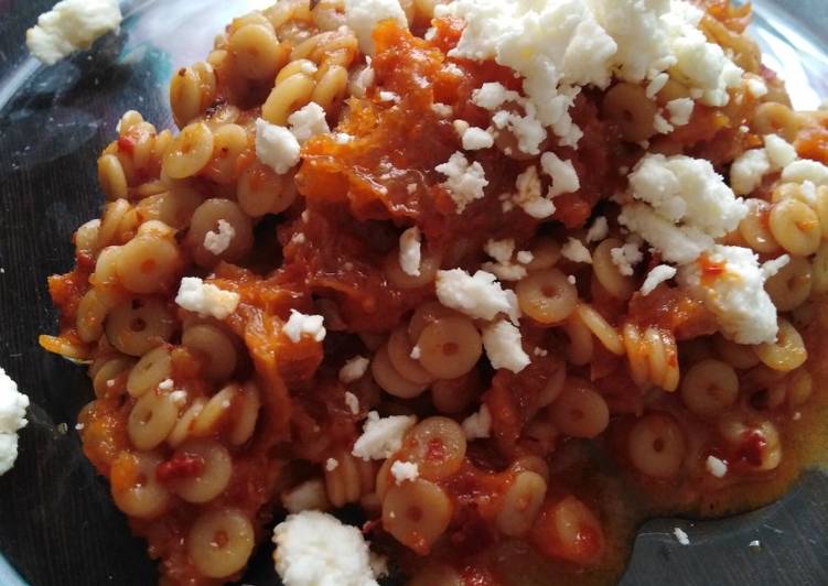 Ojitos 馃憖 con chicharr贸n en salsa roja