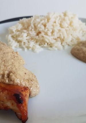Une photo de Sauce aux noix accompagnée de son poulet rôti !