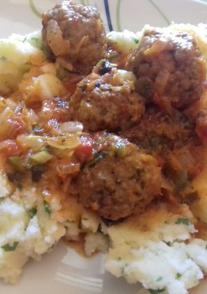 Una foto de Albóndigas a la salsa con puré y perejil