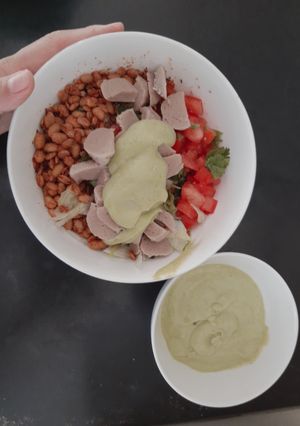 A picture of Avocado dressing for salad.