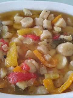 Una foto de Guineitos (bananas verdes) en escabeche🇵🇷