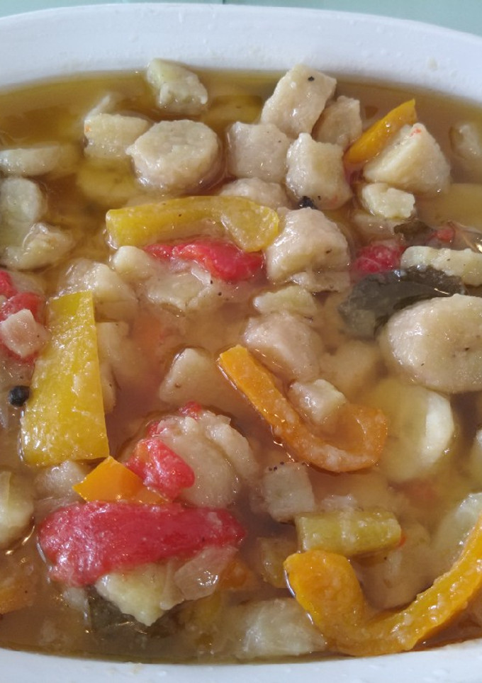 Una foto de Guineitos (bananas verdes) en escabeche🇵🇷