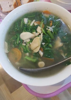 Hình của món Canh cải bó xôi nấu nấm đùi gà.