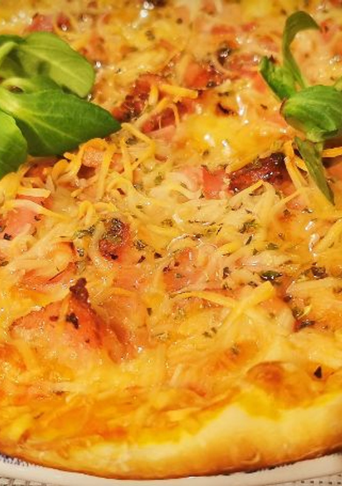 Una foto de Pizza de Bacon y Jamón cocido