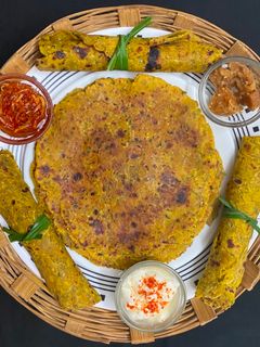 દુધી અને લીલા લસણ ના થેપલા (Dudhi-Lasan na Thepla recipe in Gujarati) રેસીપી મુખ્ય ફોટો