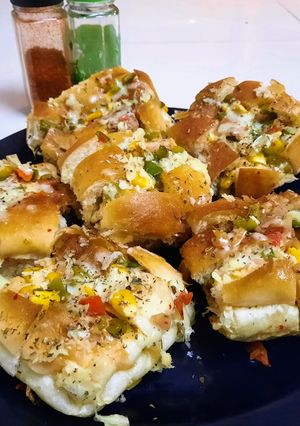 व्हेजी -चीजी गार्लिक बन्स (Veg Cheesy Garlic Buns Recipe In Marathi) रेसिपी चे मुख्य फोटो 