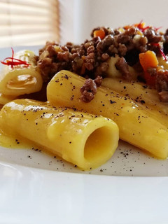 Foto di Rigatoni con ragù bianco e salsa allo zafferano 🌷