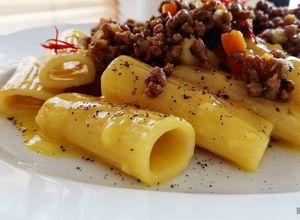 Foto di Rigatoni con ragù bianco e salsa allo zafferano 🌷