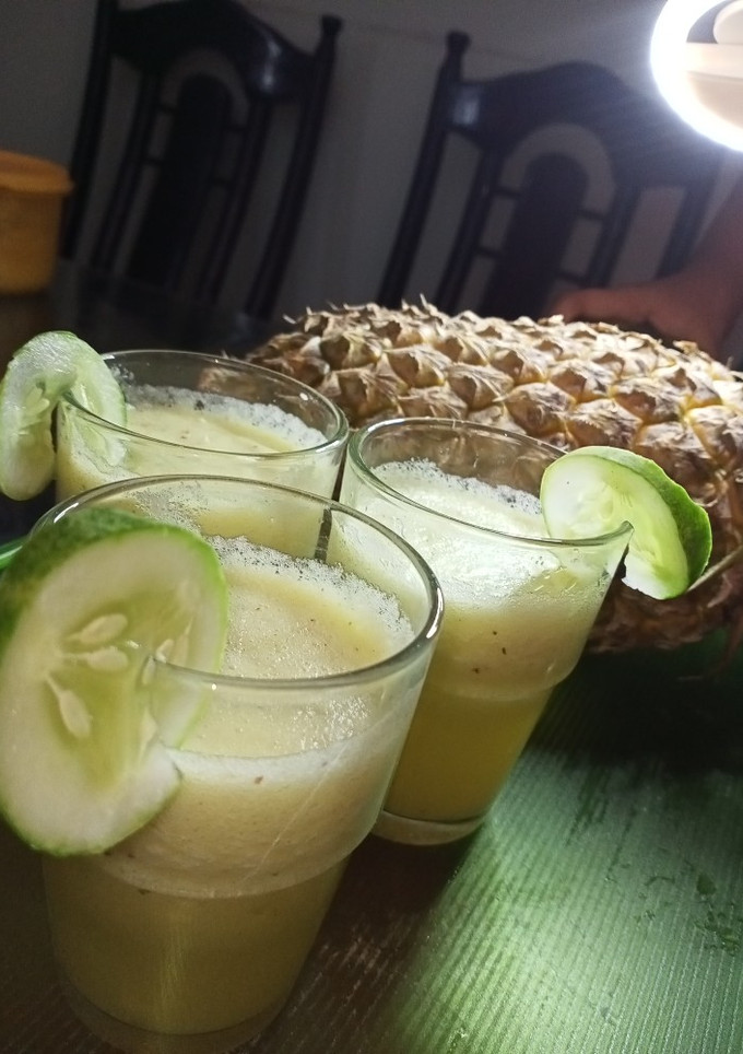 A picture of Pineapple and cucumber juice.
