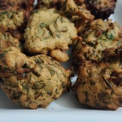 A picture of Crispy methi pakora.