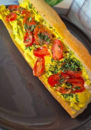 Une photo de Sandwich poulet curry crudités