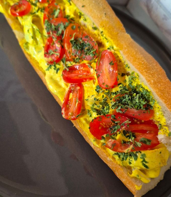 Une photo de Sandwich poulet curry crudités
