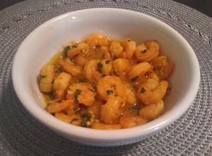 Una foto de Camarones con limón y ajo