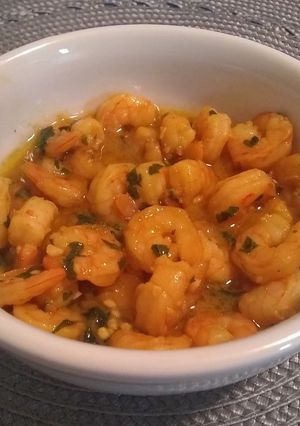Una foto de Camarones con limón y ajo