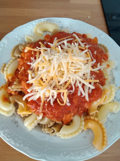 Una foto de Macarrones con atún y tomate al romero