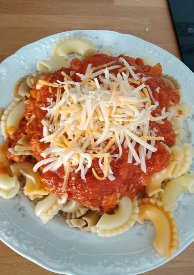 Una foto de Macarrones con atún y tomate al romero