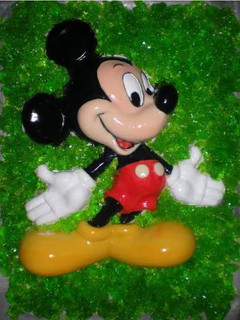 Una foto de Gelatina de micky mousse con fondo verde