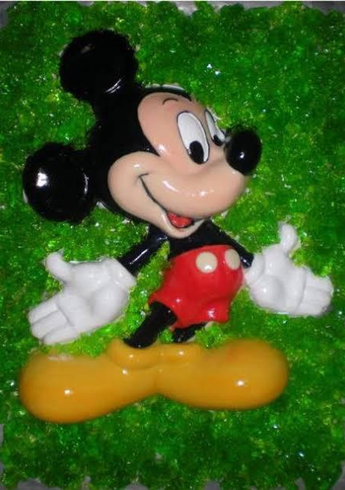 Una foto de Gelatina de micky mousse con fondo verde